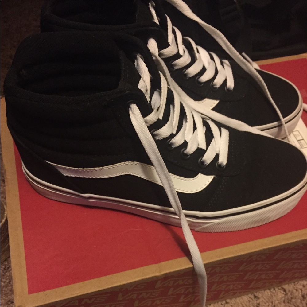 Women’s high top VANS.